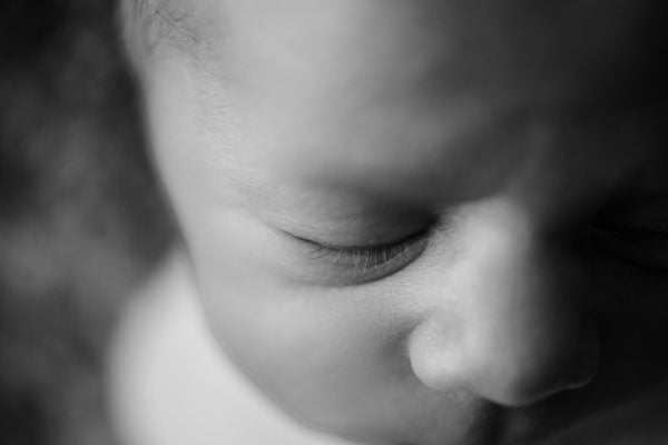 bebé recién nacido acercamiento a ojo y nariz