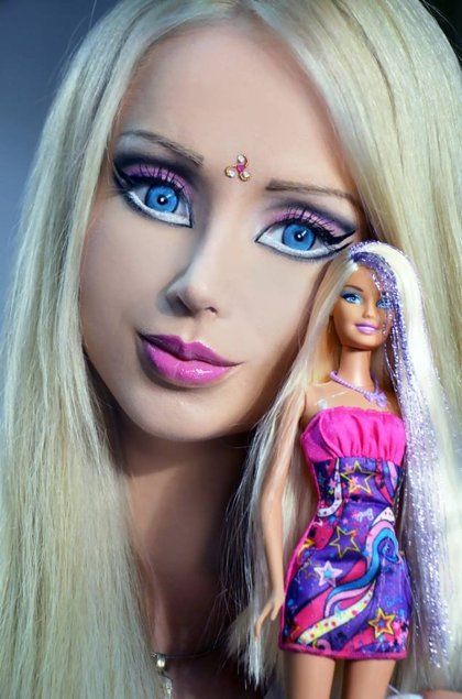 barbie humana jugando con barbie