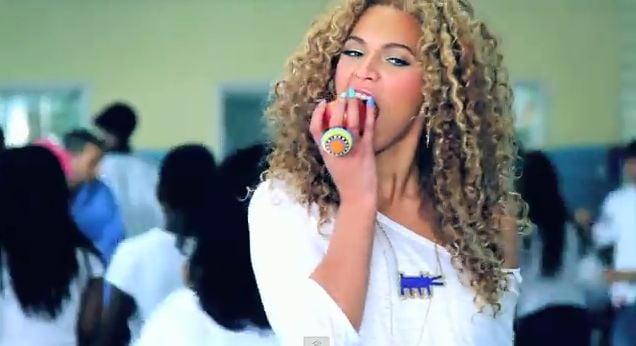 Beyonce comiendo una manzana