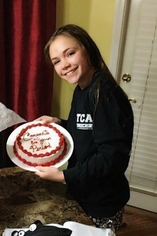 Chica con un pastel para celebrar su primer periodo 