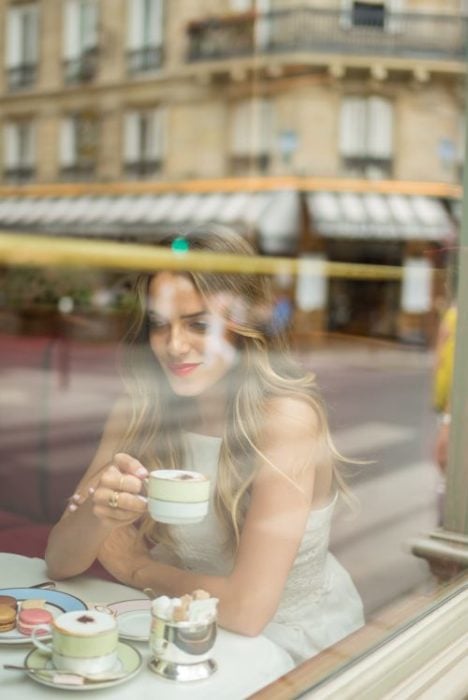 chica bebiendo te dentro de la cafetería