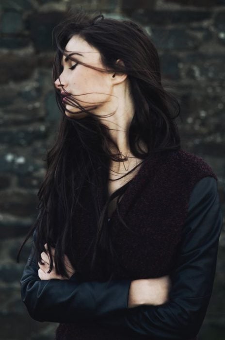 chica con el cabello largo 