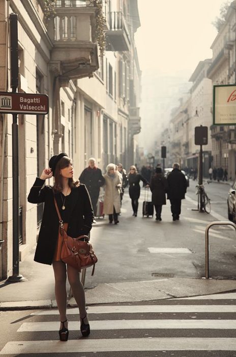 chica caminando por las calles