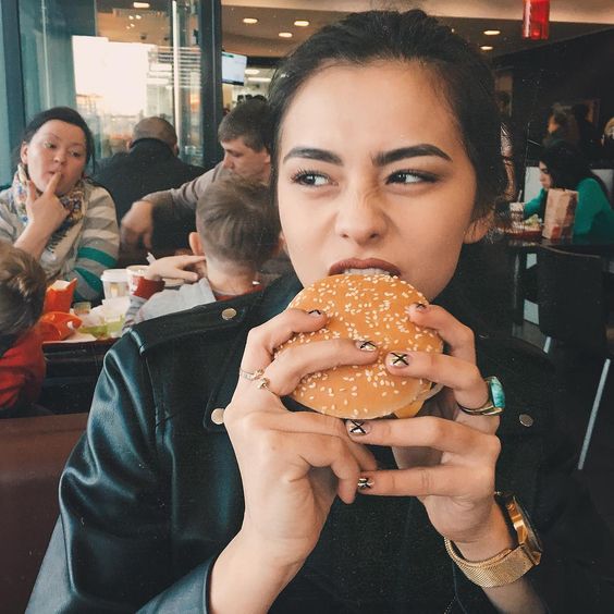 chica comiendo hamburguesa