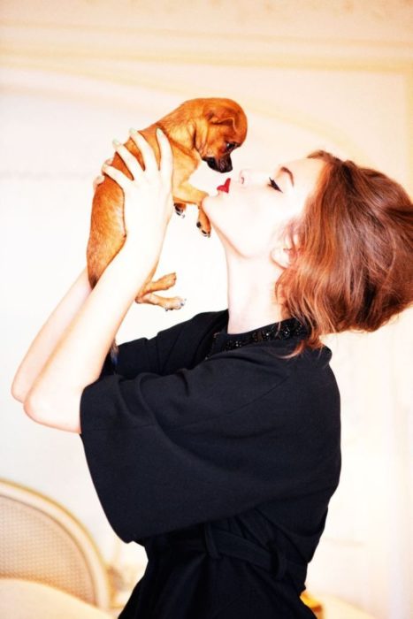 chica dándole un beso a su mascota