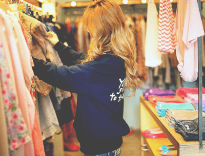 chica de compras en una tienda