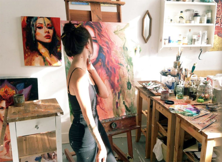 chica en su estudio de pintura