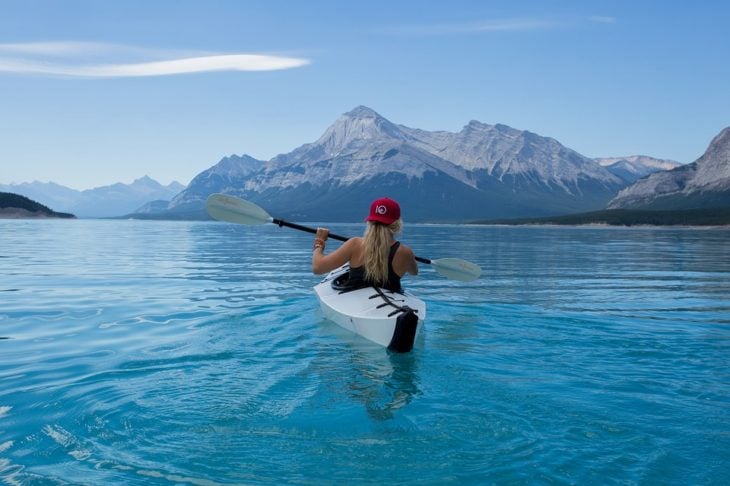 chica en una canoa sobre el lago