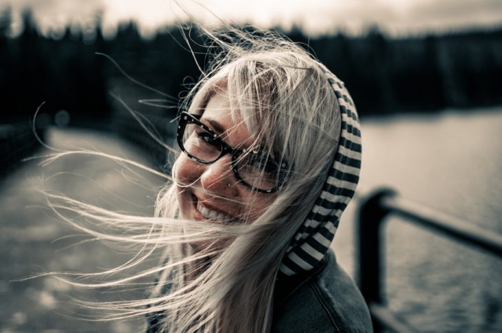 chica feliz con lentes 