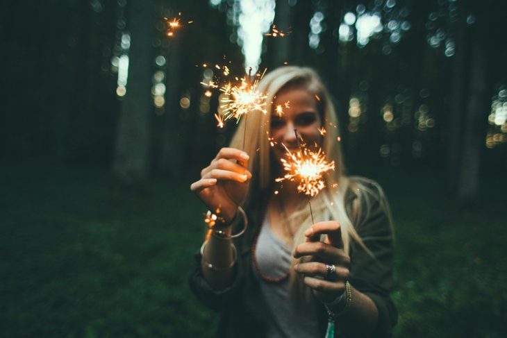 chica jugando con fuego