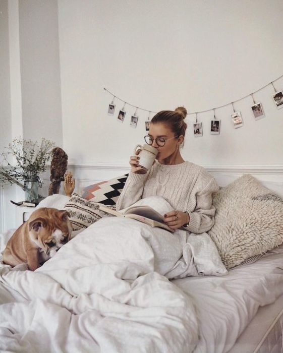 chica acostada leyendo con un bulldog