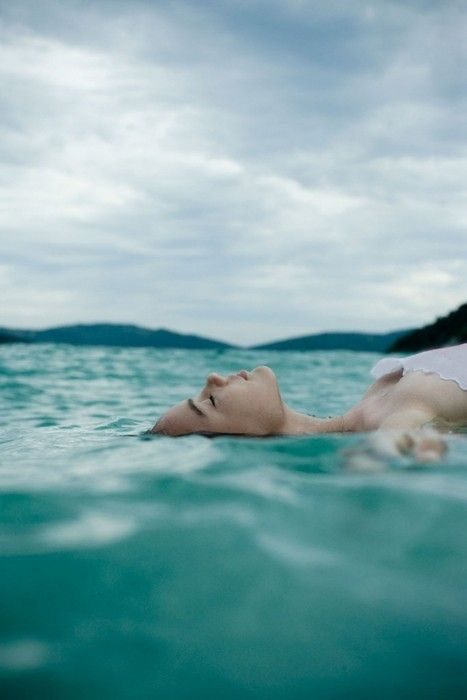 chica nadando en el mar azul