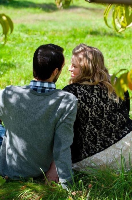 chica rellenita con su novio en el parque