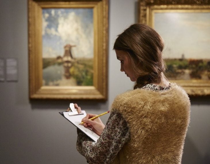 chica visita museo