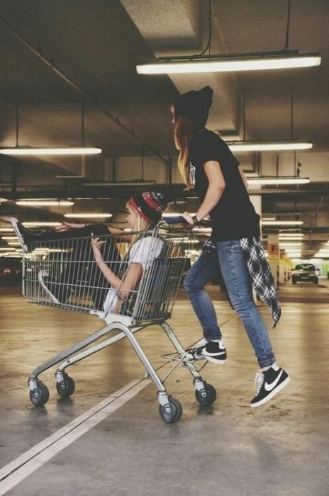 chicas rebeldes en un super mercado