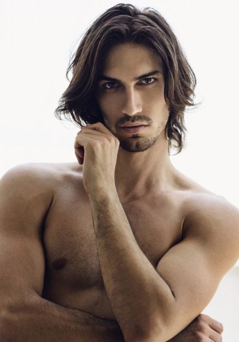 chico con cabello largo 23
