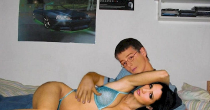 chico con su novia extraña