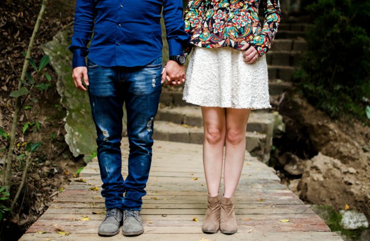 novios tomados de la mano 