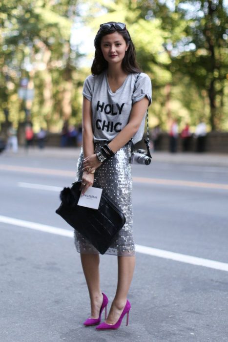 mujer con falda de lentejuelas y playera 