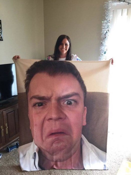 su padre le regala una manta con su rostro para proteger su virginidad