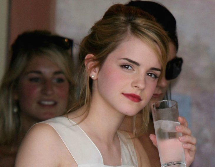 emma watson tomando agua