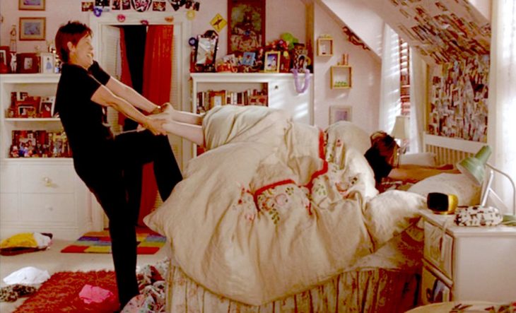 freaky friday mamá sacando de la cama a su hija