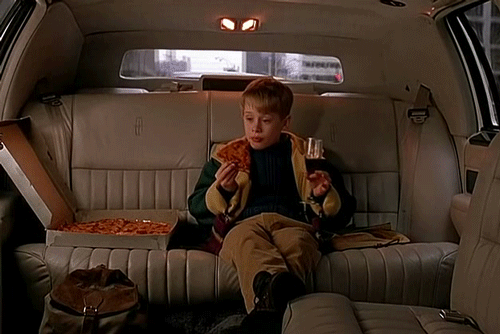 gif mi pobre angelito comiendo pizza en limosina