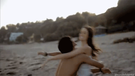 gif novios abrazandose en la playa