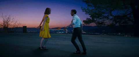 hombre y mujer bailando en la calle 