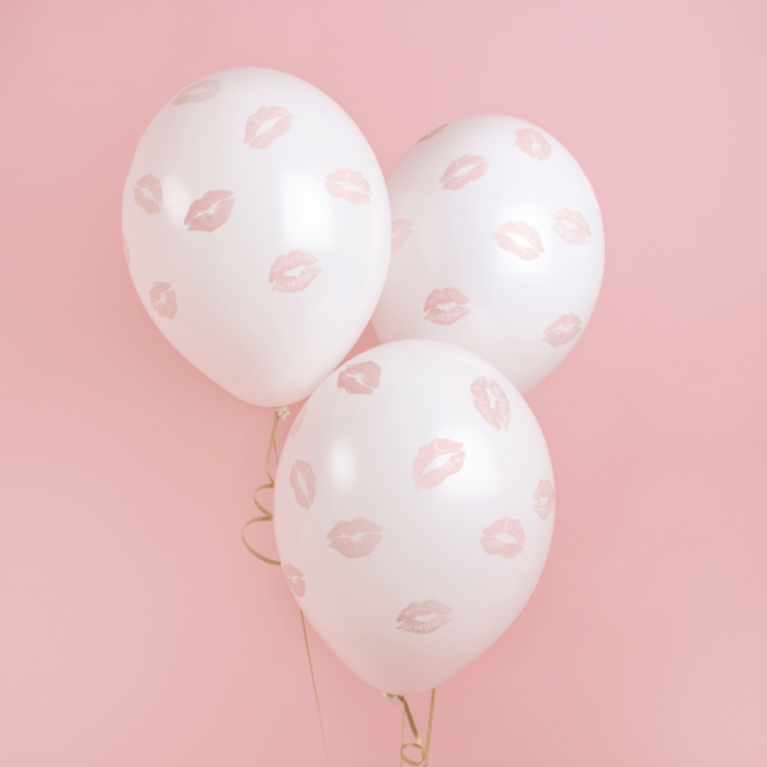 globos blancos con besos pintados