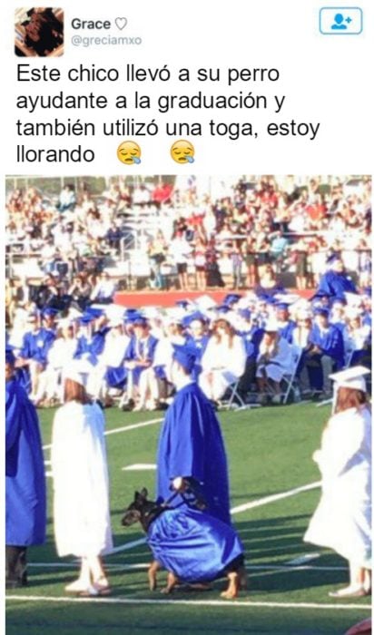 chico recibiendo su título de graduado con su perro