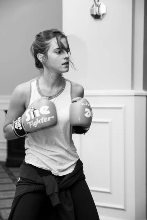 joven con guantes de box