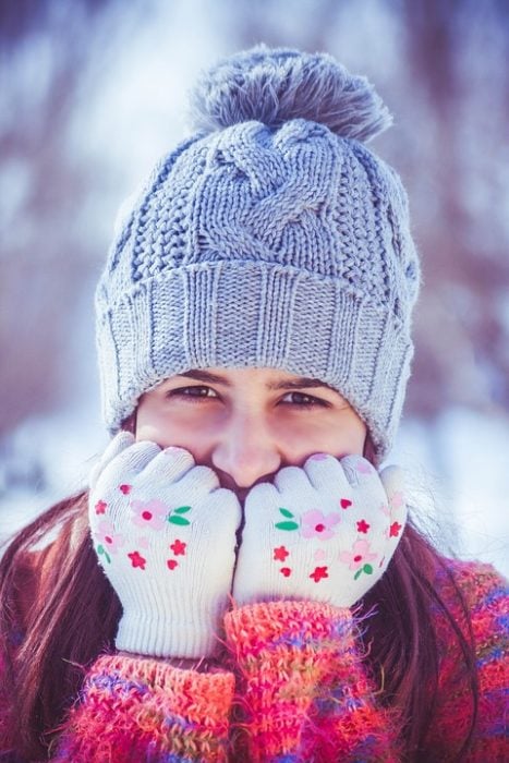 chica con guantes y gorro 
