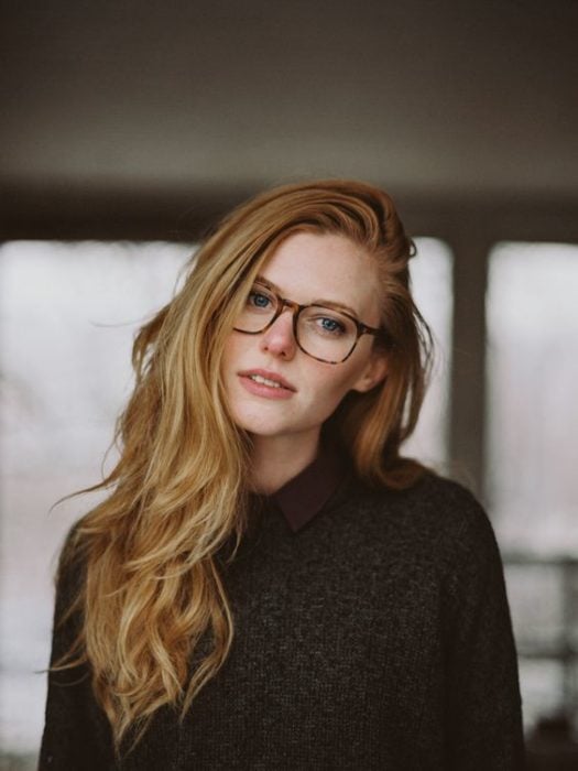 joven rubia con lentes
