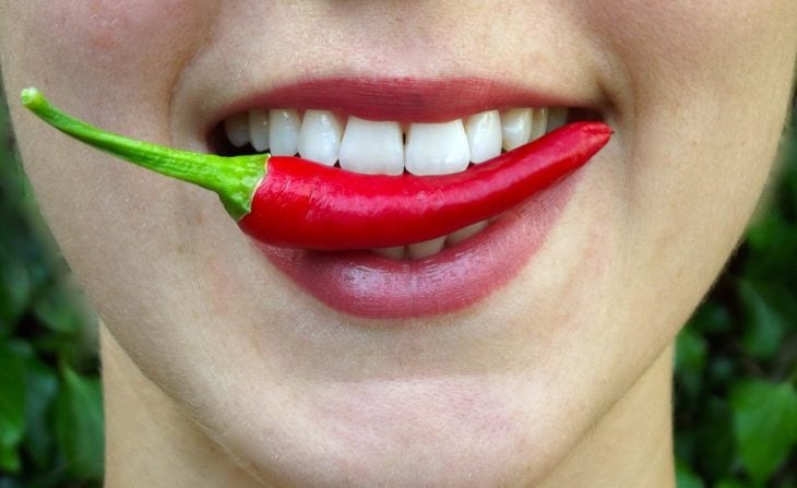 labios comiendo picante