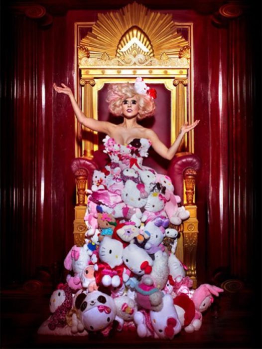 lady gaga usando un vestido de hello kitty