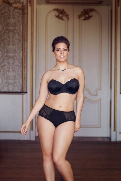 modelo de tallas extra con lencería