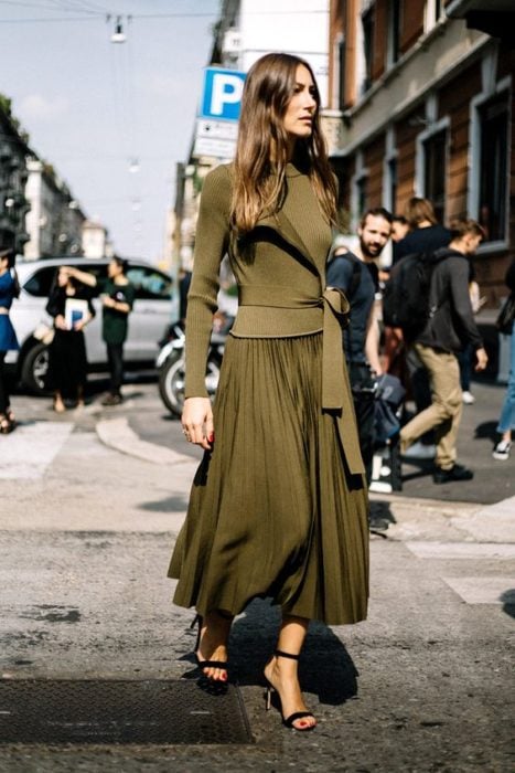 mujer caminando con vestido verde