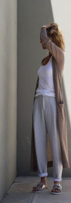 mujer con pantalones comodos