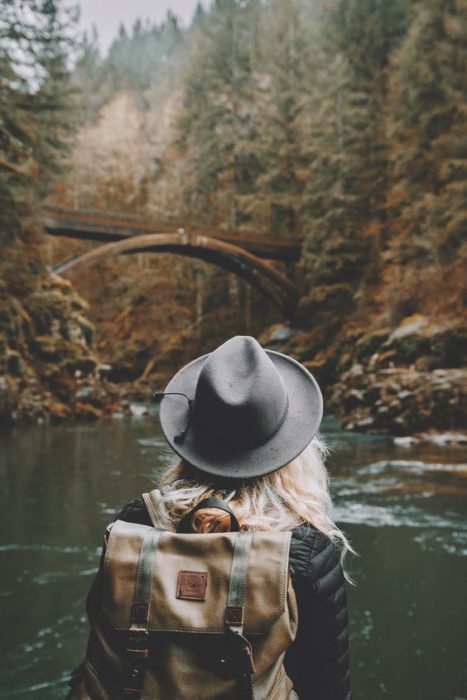 mujer de viaje explorando por el río 