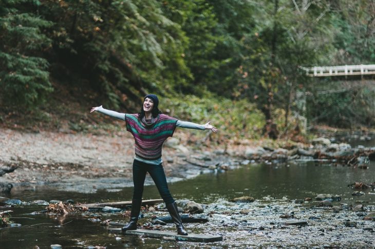 mujer feliz sobre el río