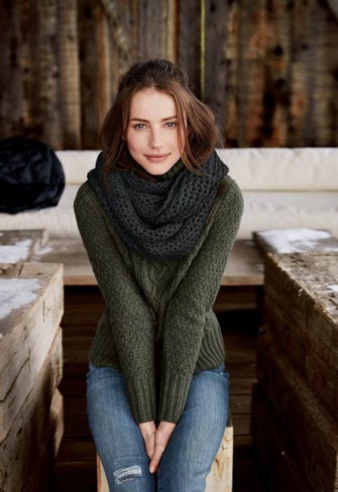 mujer con suéter verde 