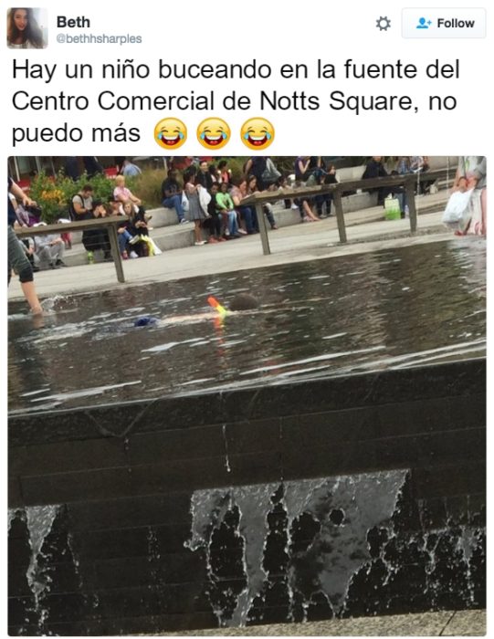 niño buceando en la fuente del super mercado