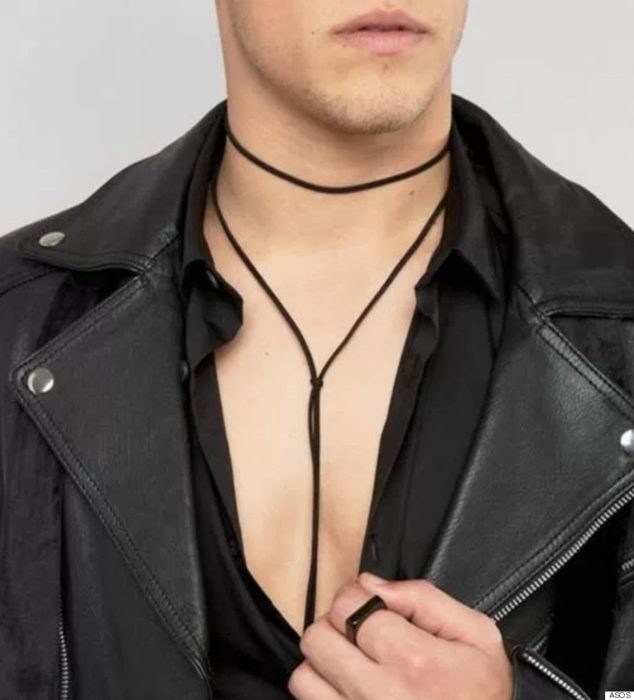 hombre con chaqueta y collar choker