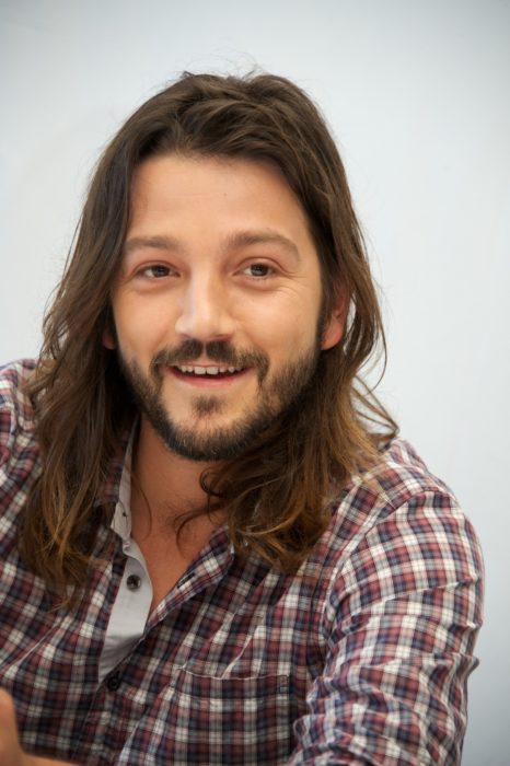 hombre con cabello largo sonriendo