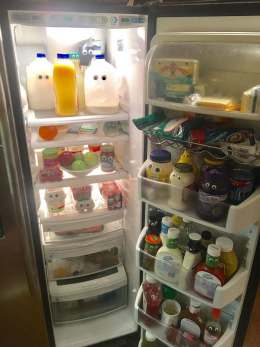 un padre le pone ojos a todos los productos dentro del refrigerador