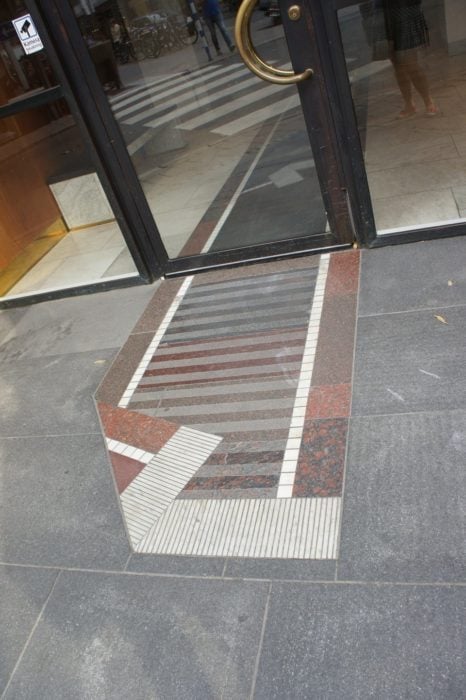 mosaicos mal puestos afuera de puerta 