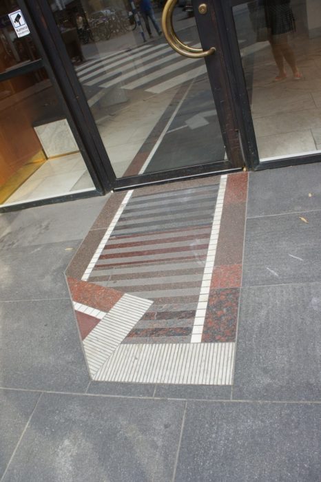 mosaicos mal puestos afuera de puerta 