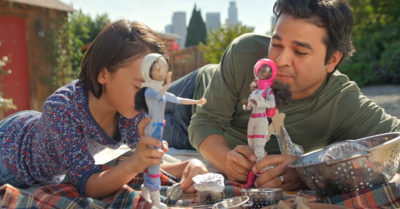 Estos papás se despiden del fútbol y juegan a las muñecas