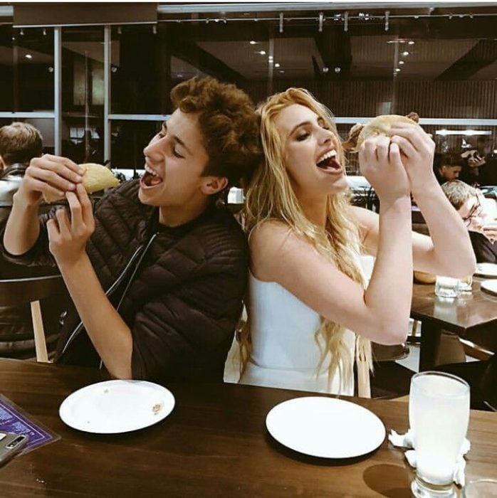 pareja de novios comiendo tacos en restaurante 
